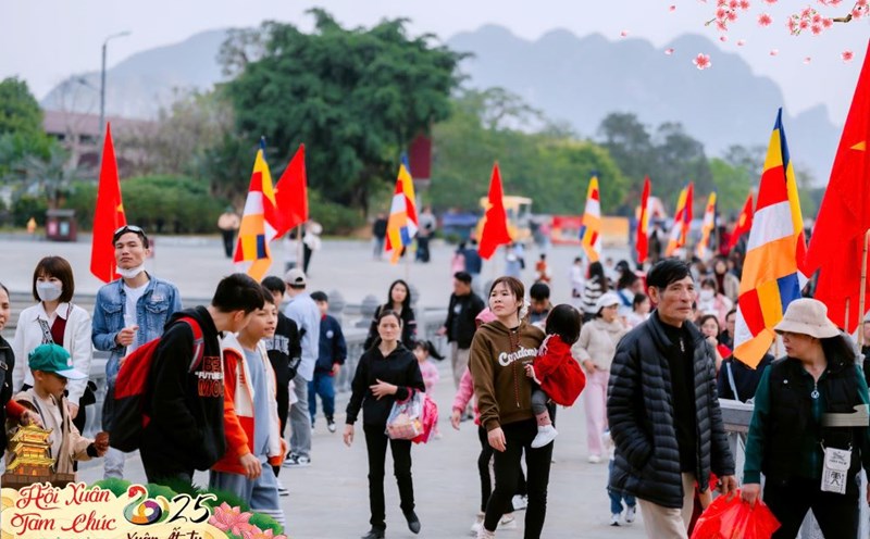 Tourists visit Tam Chuc tourist area on the 3rd day of the Lunar New Year. Photo: Tam Chuc tourist area