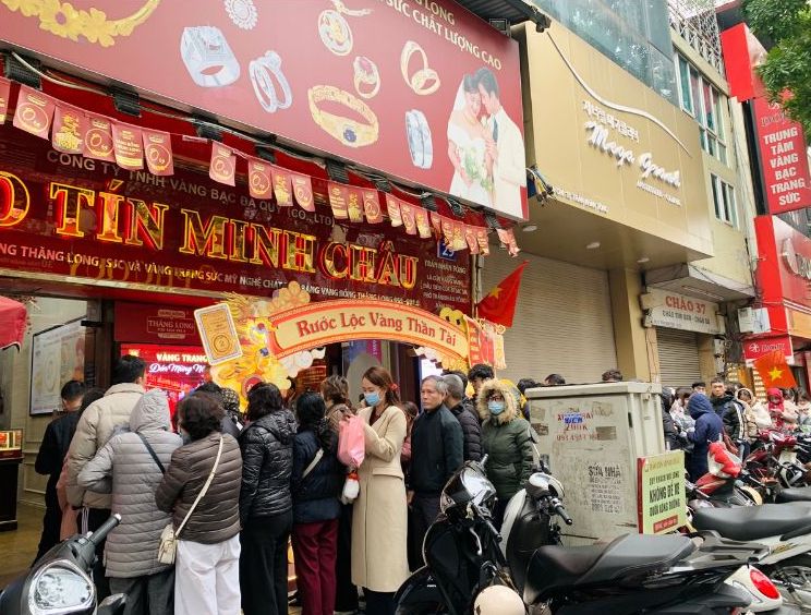The price of gold rings in the country has increased, but many people still line up to buy. Photo: Phuong Anh