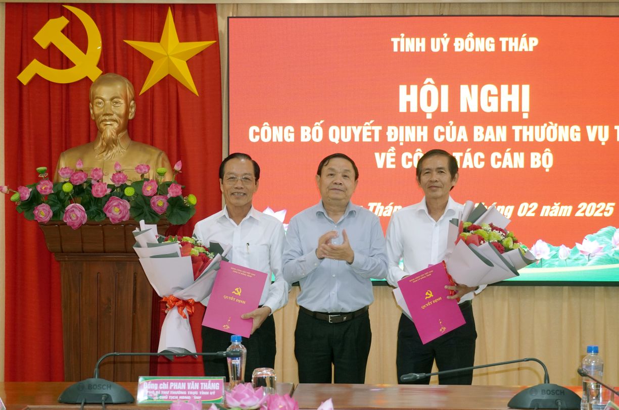 Ong Phan Van Thang - Pho Bi thu Tinh uy, Chu tich Hoi dong nhan dan tinh Dong Thap trao quyet dinh nghi huu cho ong Dinh Van Nam va Tran Hoang Vu. Anh: Kim Sa