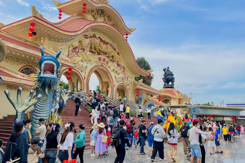 People flock to entertainment areas in Ho Chi Minh City on the occasion of Lunar New Year 2025. Photo: Anh Tu