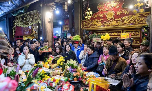 Phủ Tiên Hương đông kín người chiêm bái. Ảnh: Lương Hà