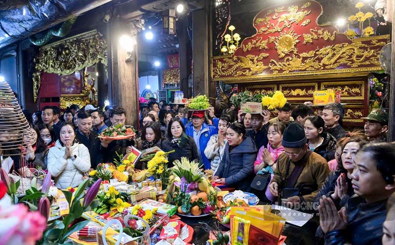 Tien Huong Palace is crowded with worshippers. Photo: Luong Ha