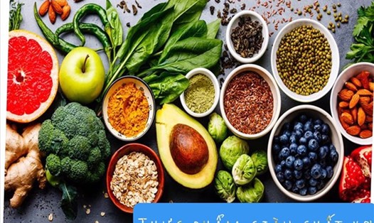 Thực phẩm giàu chất xơ giúp làm chậm quá trình hấp thụ đường vào máu, ổn định đường huyết. Ảnh đồ họa: Hương Giang.