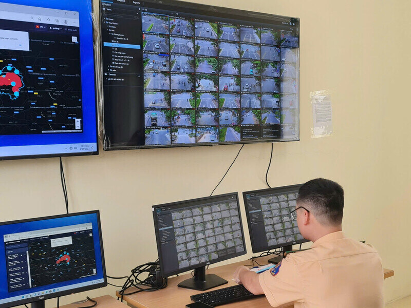 Police monitor and handle fines. Photo: Bao Nguyen