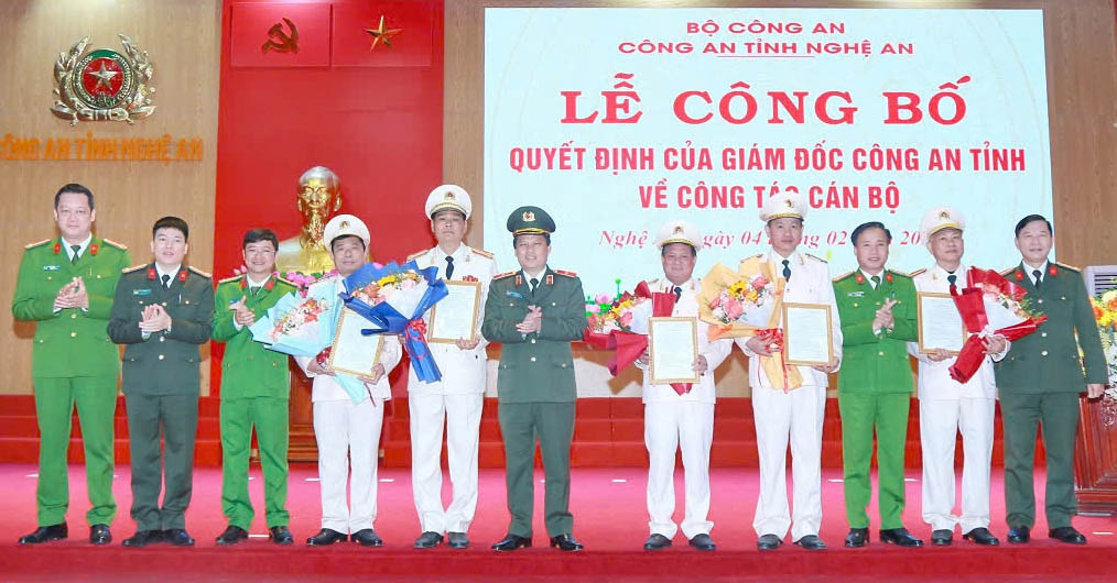 The Board of Directors of Nghe An Provincial Police congratulated 5 officers who retired early. Photo: Anh Ngoc