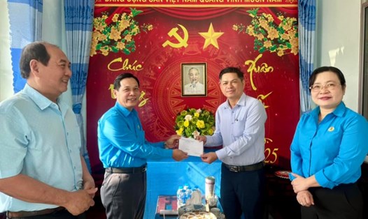 Đoàn công tác của LĐLĐ tỉnh Tiền Giang kiểm tra, làm việc và chúc mừng năm mới LĐLĐ huyện Cai Lậy. Ảnh: Thành Nhân