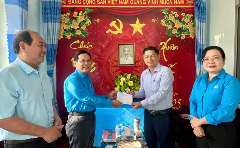 The delegation of the Tien Giang Provincial Federation of Labor inspected, worked and congratulated the Cai Lay District Federation of Labor on the New Year. Photo: Thanh Nhan