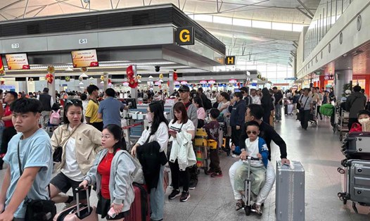 Khu vực ga đi quốc tế tại Tân Sơn Nhất đông kín khách chờ làm thủ tục lên máy bay trong mùng 5 Tết Ất Tỵ 2025. Ảnh: Anh Tú.