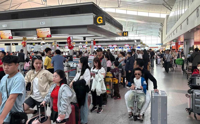 The international departure terminal at Tan Son Nhat is crowded with passengers waiting to check in for their flights on the 5th day of the Lunar New Year 2025. Photo: Anh Tu.