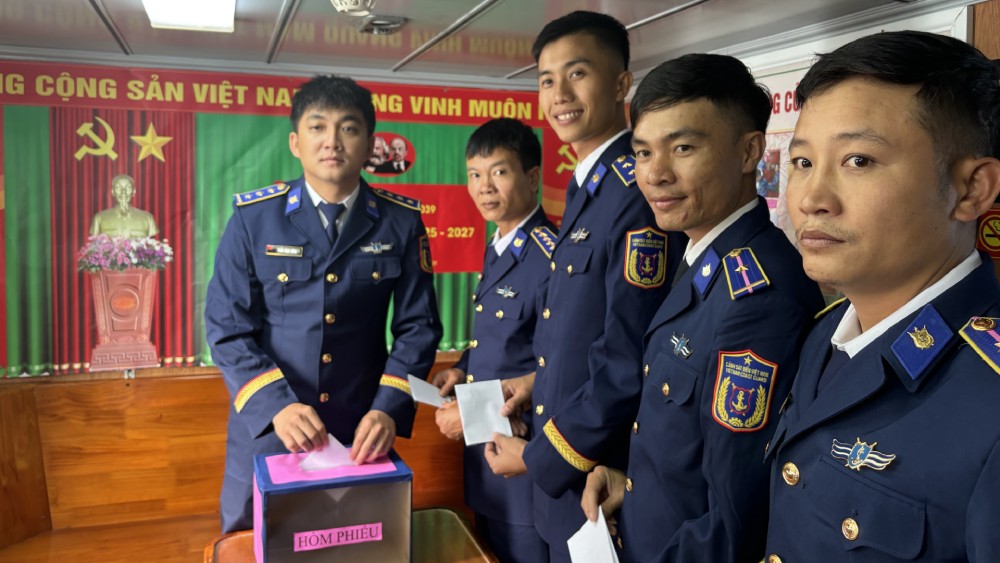 Voting to elect the new Executive Committee at the Congress of Party Cell 4039. Photo: Thanh Nghi