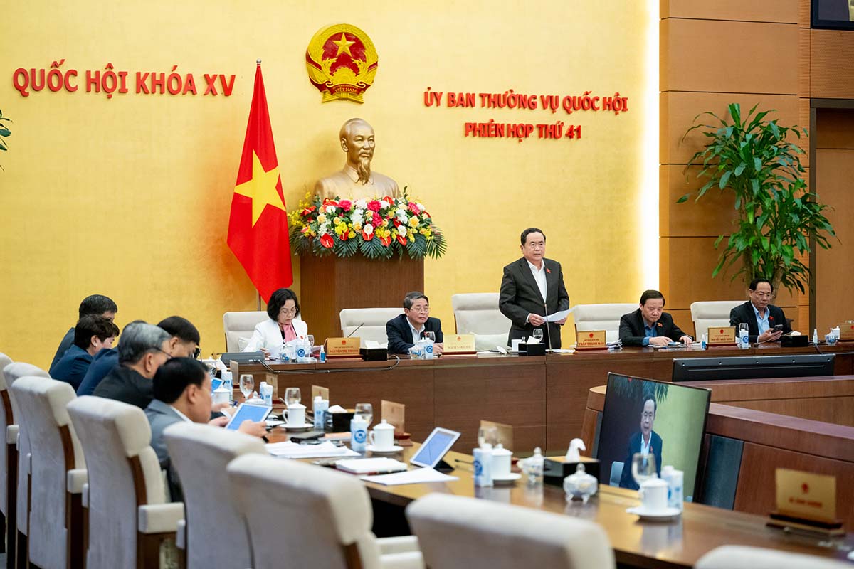 The National Assembly Standing Committee will give opinions on the draft Resolution of the National Assembly on issues arising in legal provisions related to the organizational arrangement of the apparatus. Photo: Quochoi.vn