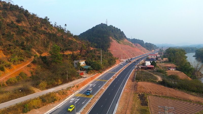 Toàn cảnh tuyến đường đoạn qua địa phận xã Gia Cát, huyện Cao Lộc. Ảnh: Khánh Linh.