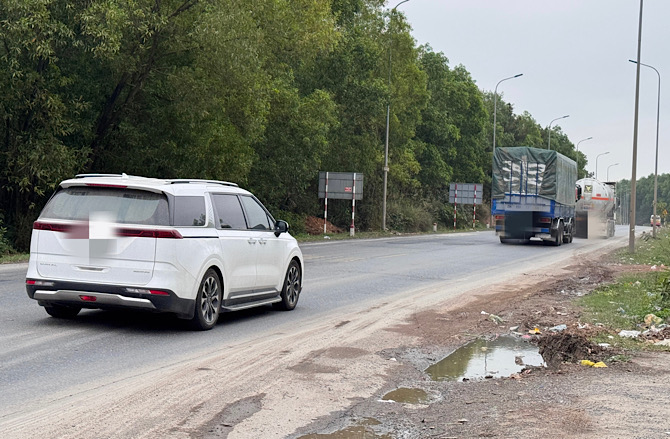On the Dong Hoi City bypass, every time the vehicle passes, many layers of dust are swept away. To minimize the risk of pollution, Quang Binh province is implementing synchronous solutions. Photo: Cong Sang