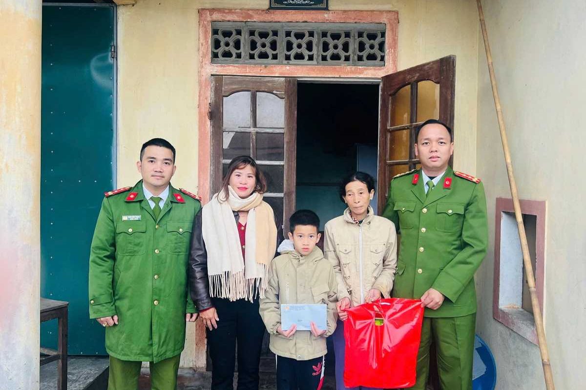 Công an xã Vĩnh Thái công khai bản sao kê và trao toàn bộ số tiền ủng hộ cho gia đình bà Hoa nhân dịp Tết Nguyên đán. Ảnh: HNM