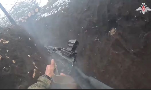 Lính Nga đột kích cứ điểm quân Ukraina. Ảnh: Bộ Quốc phòng Nga