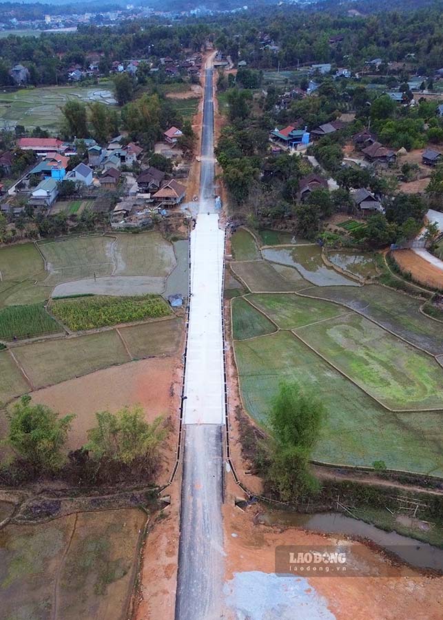 Tuyen nhanh 5 tu trung tam huyen Dien Bien - Khu do thi moi phia dong, TP Dien Bien Phu co chieu dai 2,25 km duoc dau tu theo quy mo duong giao thong cap IV mien nui co cham truoc, dang dan hoan thien.