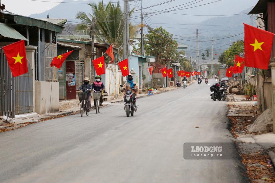 Theo ghi nhan cua PV, tai tuyen nhanh 1 - tuyen duong ngoai pham vi do thi (tu xa Thanh Hung - Kenh thuy loi co chieu dai 1,03 km) dang rop co To quoc doc 2 ben duong.