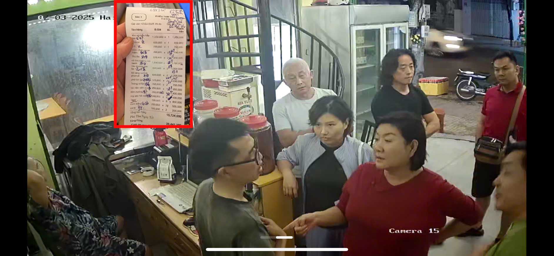 A meal at a Nha Trang restaurant costs more than 20 million VND, but in reality, customers only pay half. Photo: Huu Long