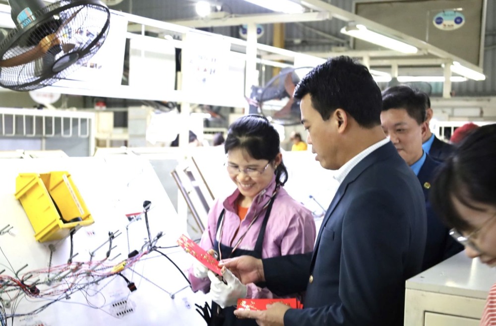 Leaders of the Hung Yen Provincial Federation of Labor visited and presented gifts to a number of businesses and union members in Van Lam district. Photo: Quang Long