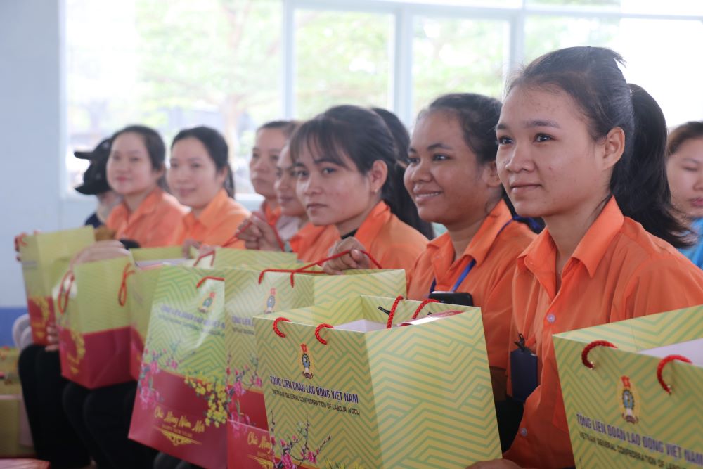 Union members of workers at Suoi Dau Industrial Park, Khanh Hoa province are excited with the union support. Photo: Phuong Linh