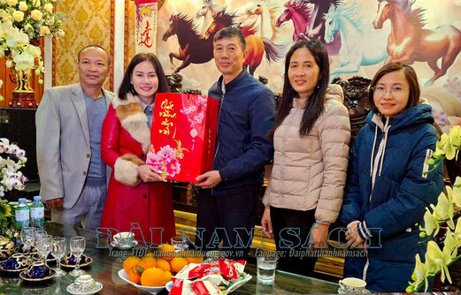 Representatives of Nam Sach town leaders praised and commended Ms. Trang's brave action. Photo: Nam Sach District Portal