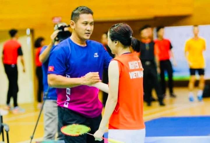 Nguyen Thuy Linh has support from expert Hariawan. Photo: VBF