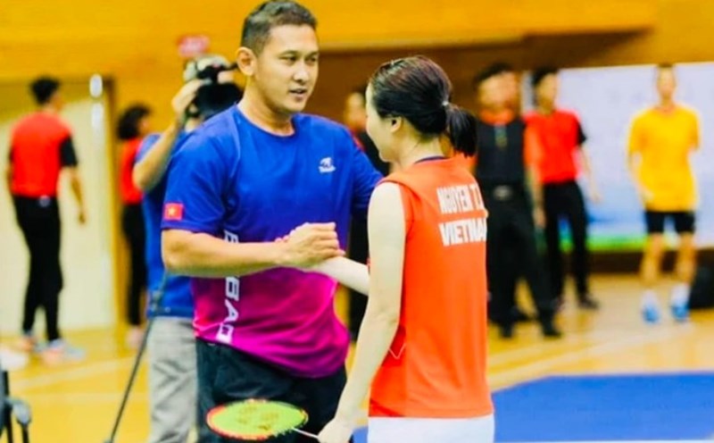 Nguyen Thuy Linh has support from expert Hariawan. Photo: VBF