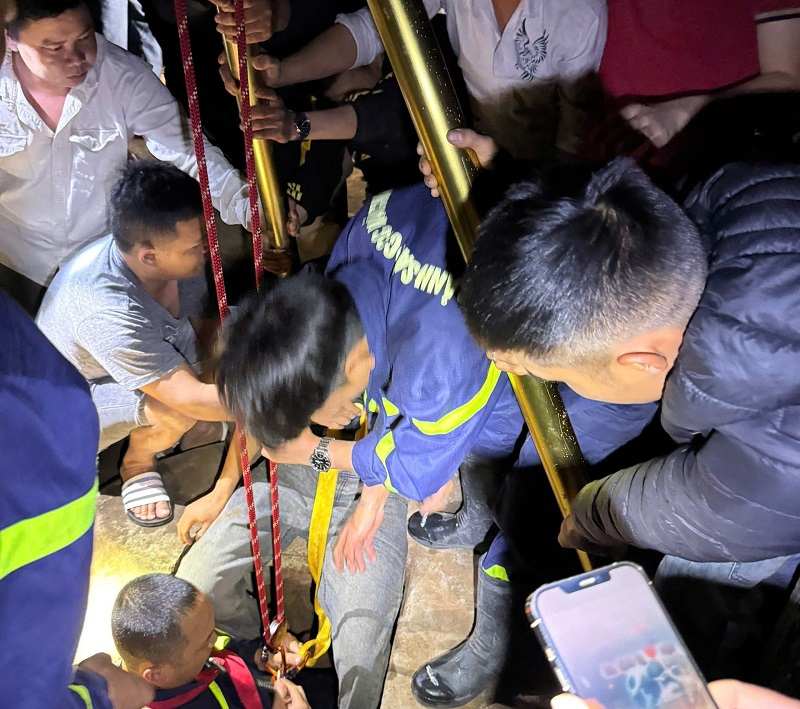 Dak Lak authorities successfully rescued a victim who fell into a 30m deep well. Photo: Provided by the police