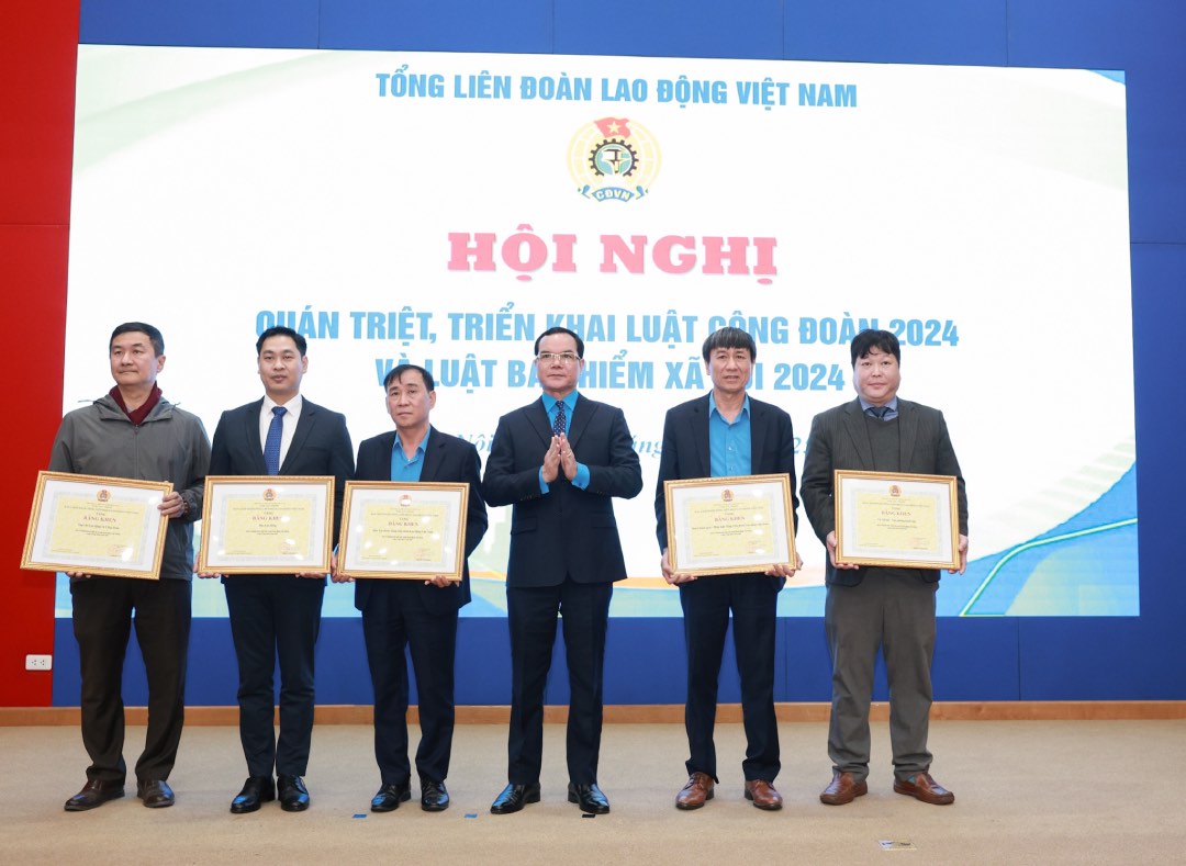 President of the Vietnam General Confederation of Labor Nguyen Dinh Khang presented Certificates of Merit to the collectives. Photo: Hai Nguyen