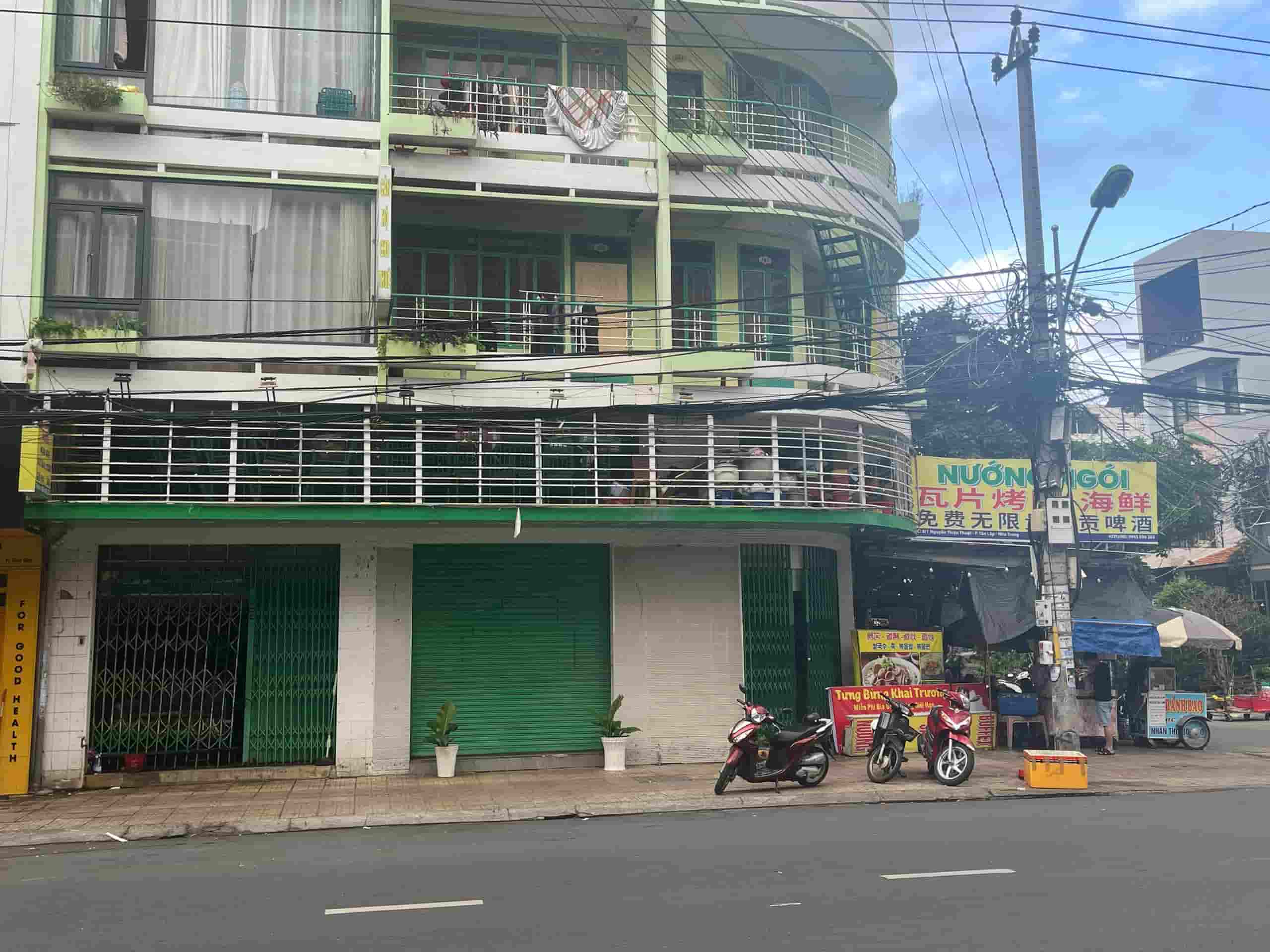 Aroma Beach Restaurant (Nha Trang City) has removed all of its name signs and closed its doors. Photo: Huu Long