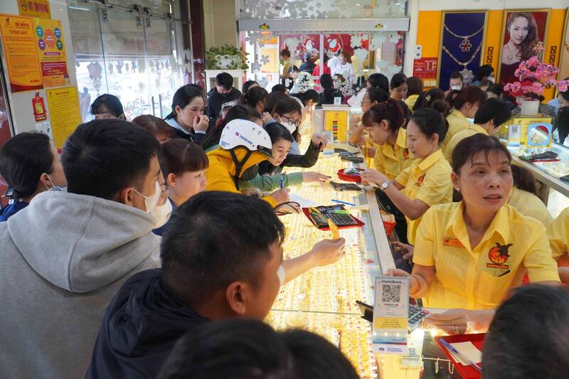 Customers waiting to buy gold at Mi Hong Company on February 5. Photo: Ngoc Le