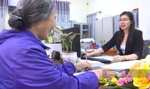 Cán bộ cấp xã ở Bắc Ninh giải quyết thủ tục hành chính cho người dân. Ảnh: Vân Trường