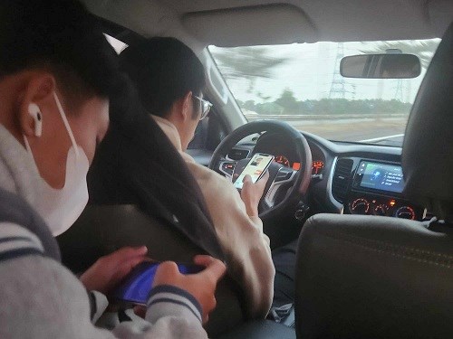 From February 15, there will be strict penalties for driving while using the phone. Photo: Minh Hanh