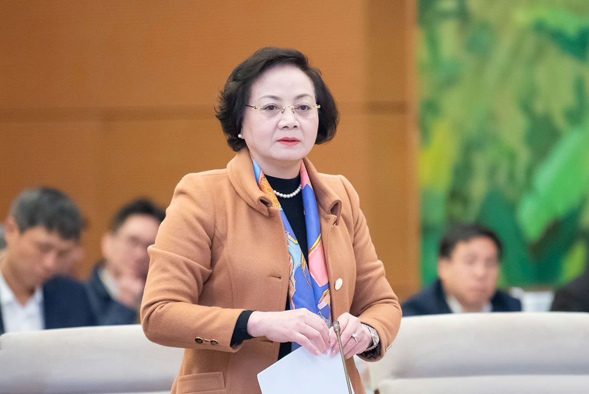 Minister of Home Affairs Pham Thi Thanh Tra presented a report at the 42nd session of the National Assembly Standing Committee. Photo: Tu Le