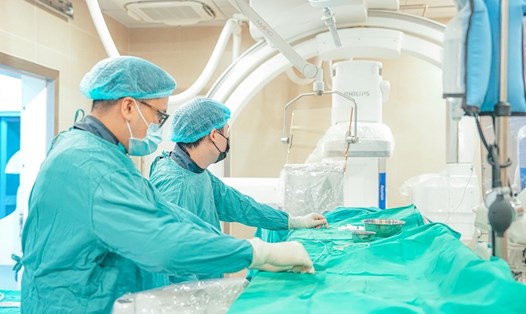 Bác sĩ phẫu thuật cho bệnh nhân. Ảnh minh họa: Mai Thanh