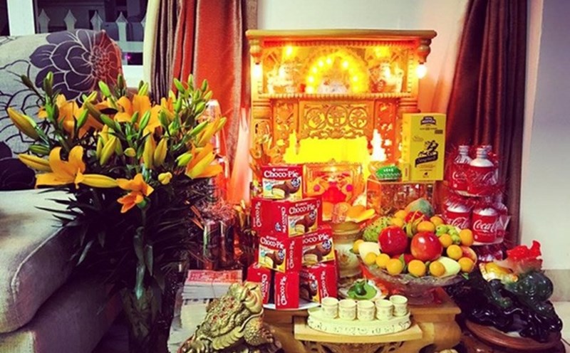 The altar of the God of Wealth needs to be prepared properly before worshiping. Photo: Linh Chi
