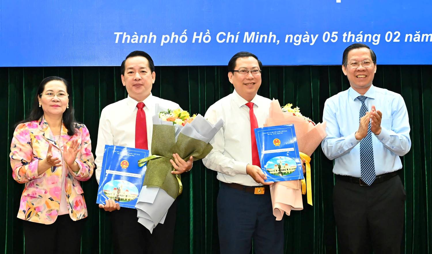 Mr. Kieu Ngoc Vu (2nd from left) and Mr. Tran Huu Phuoc (2nd from right) received the appointment decision. Photo: VIET DUNG