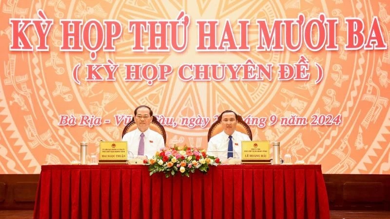 Ong Mai Ngoc Thuan (ben trai), Uy vien Ban Thuong vu Tinh uy, Pho Chu tich Thuong truc HDND tinh, tai ky hop chuyen de HDND tinh. Anh: Cong TTDT Ba Ria-Vung Tau