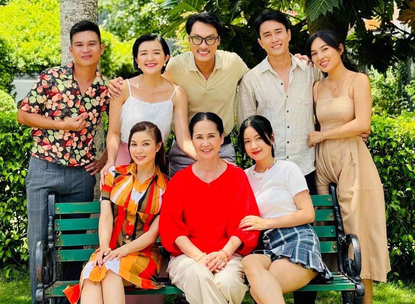 People's Artist Lan Huong and the cast of the movie "The Hundred Billion House". Photo: Producer.