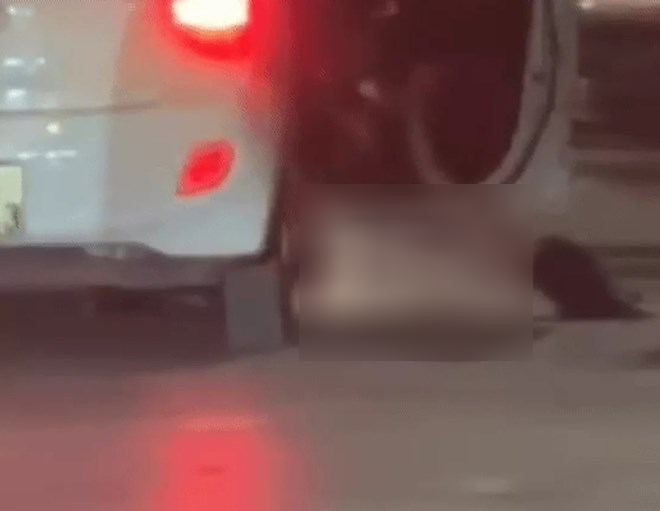 The situation of a naked girl suddenly falling from a car onto the road. Photo cut from clip.