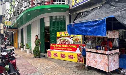 Lực lượng chức năng TP Nha Trang làm việc với chủ quán ăn bị khách nước ngoài tố bán giá cao. Ảnh: Phương Linh