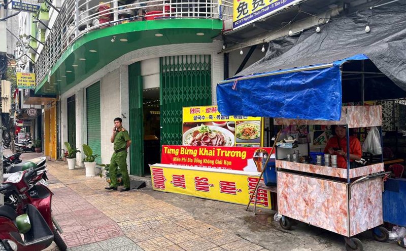 Nha Trang City authorities work with the owner of a restaurant accused by foreign customers of charging high prices. Photo: Phuong Linh