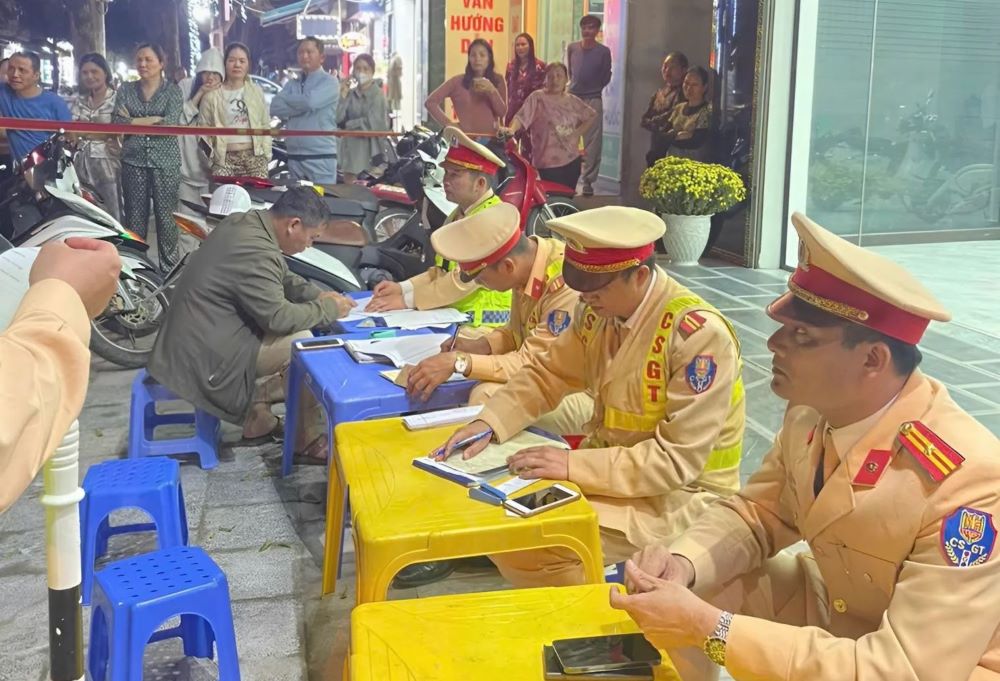 Police punish traffic violations during Tet. Photo: Thanh Hoa Police