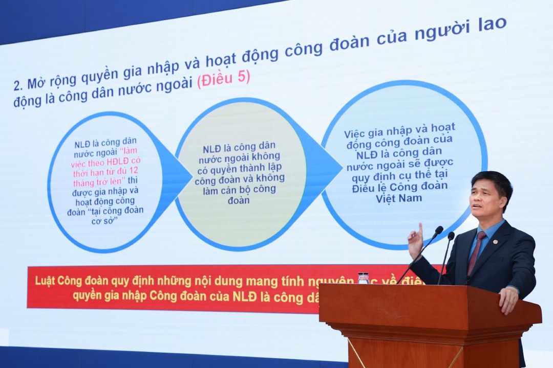 Vice President of the Vietnam General Confederation of Labor Ngo Duy Hieu presented the new contents of the Trade Union Law 2024. Photo: Hai Nguyen