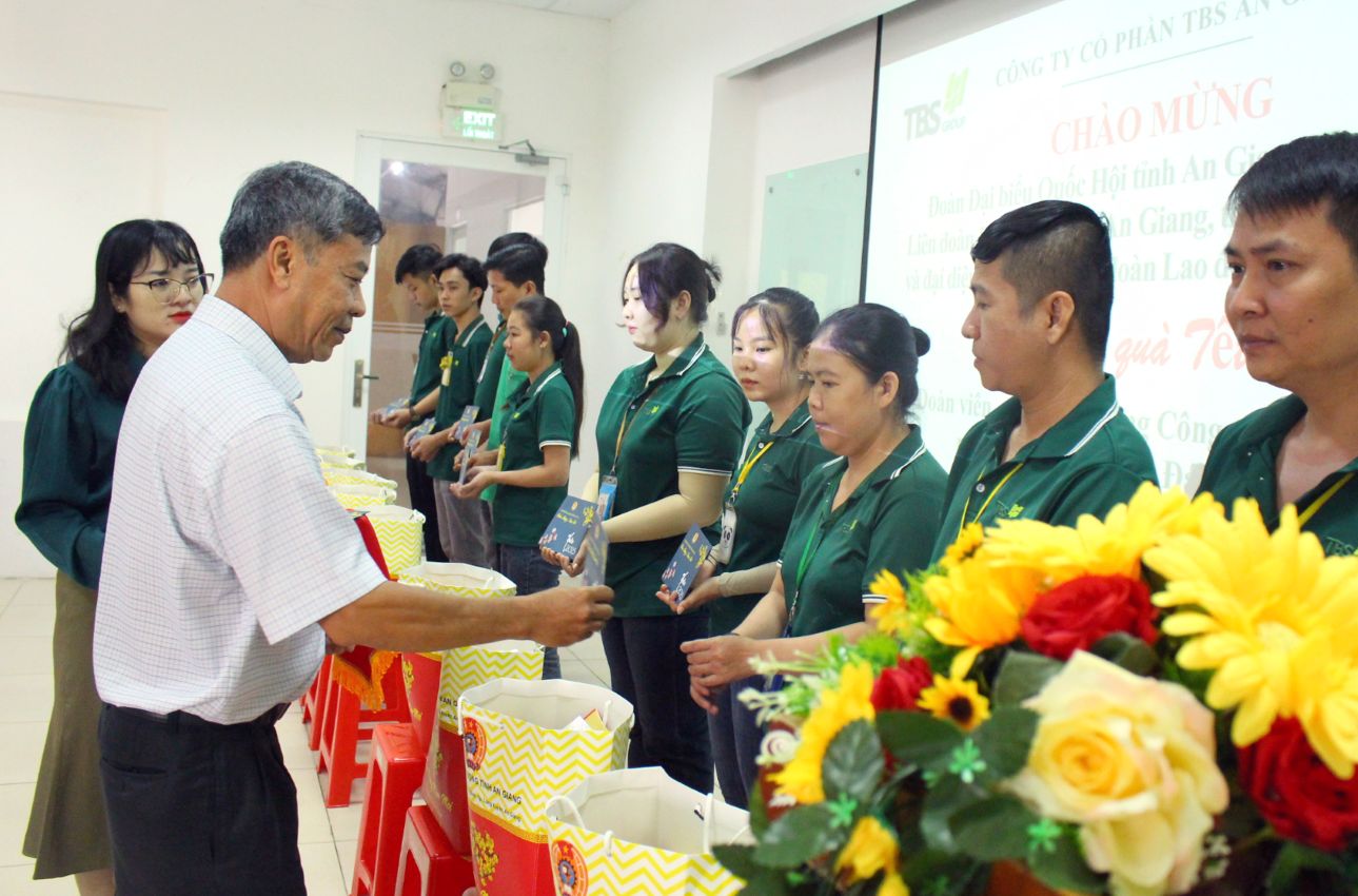 Ông Nguyễn Hữu Giang - Phó Chủ tịch Thường trực Liên đoàn lao động tỉnh An Giang trao quà cho đoàn viên, người lao động có hoàn cảnh khó khăn. Ảnh: Lục Tùng