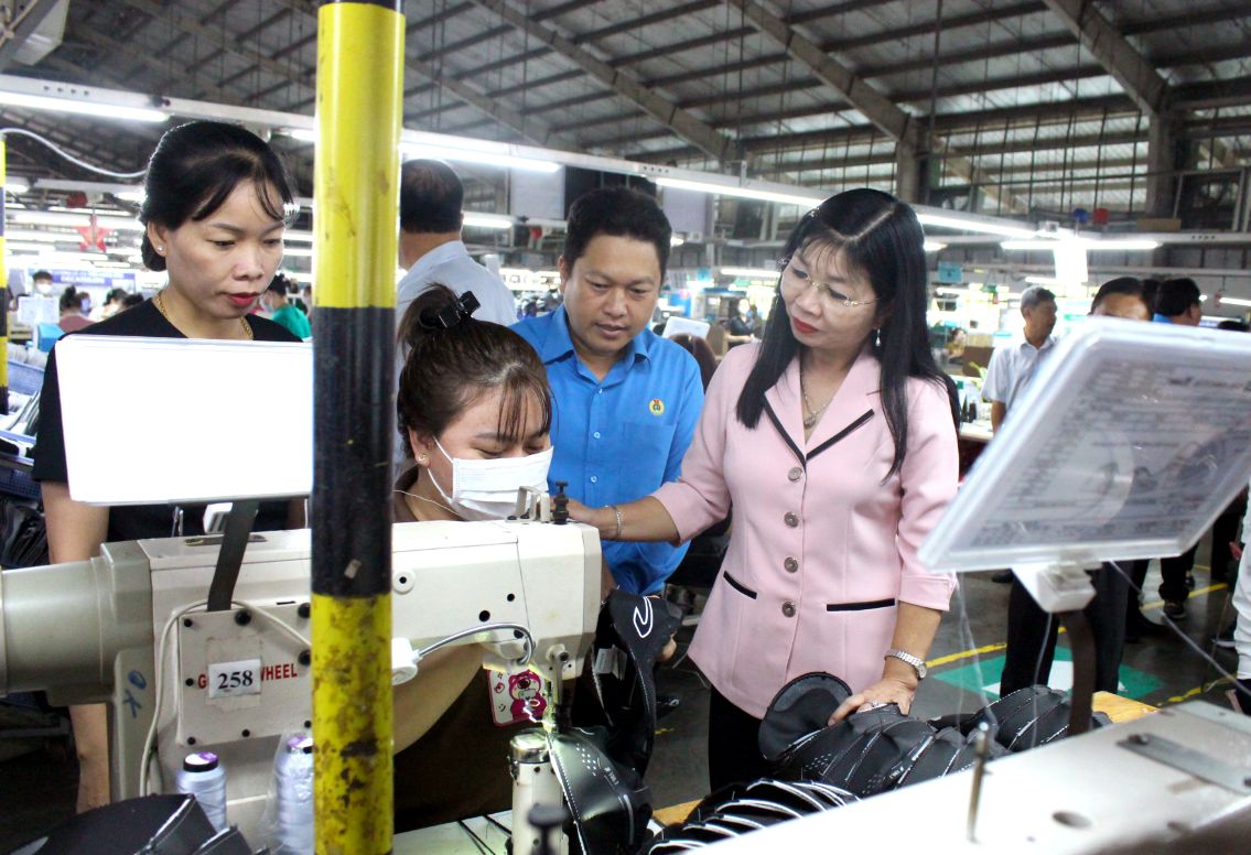 Dịp này bà Trần Thanh Hương, ông Lâm Thành Sĩ cùng đoàn trực tiếp tham quan môi trường làm việc, thăm hỏi trực tiếp đoàn viên, người lao động đang làm việc tại các công đoạn sản xuất. Ảnh: Lục Tùng