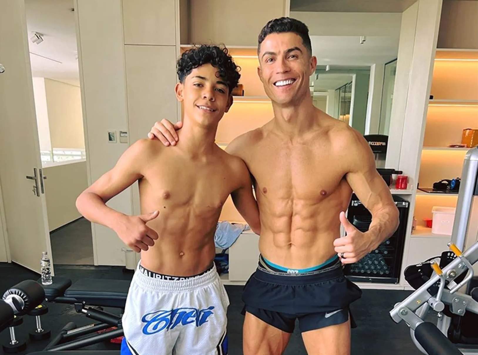 Ronaldo nhieu lan chia se hinh anh cung tap luyen, ren the luc voi con trai. Anh: Instagram nhan vat