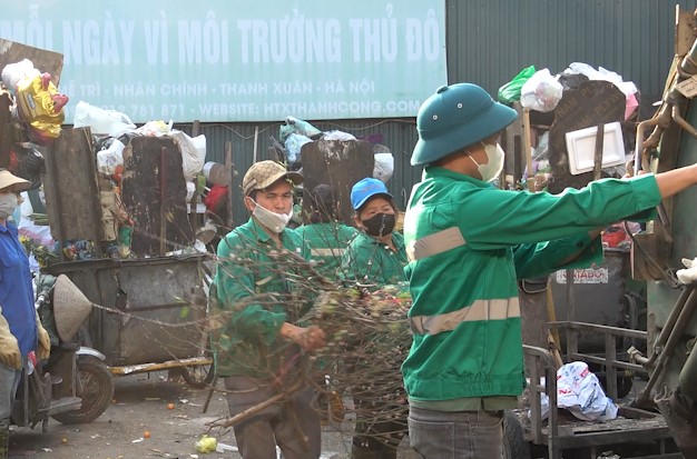 Workers have difficulty sorting waste due to lack of manpower and tools