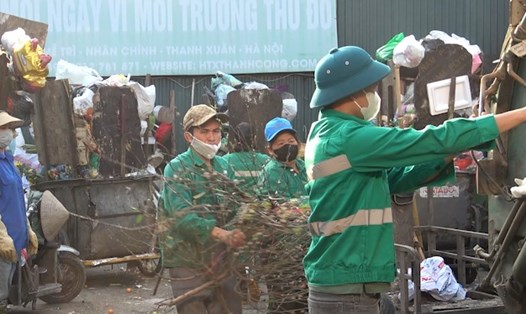 Công nhân gặp khó thực hiện phân loại rác vì thiếu nhân lực, công cụ