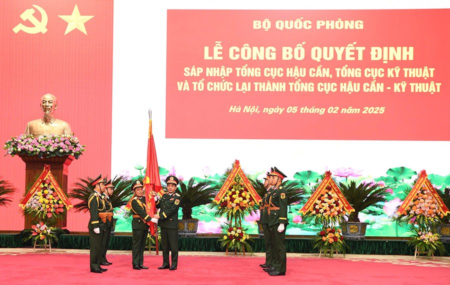 General Phan Van Giang presents the Quyet Thang Military Flag to the General Department of Logistics and Engineering. Photo: Ministry of National Defense.